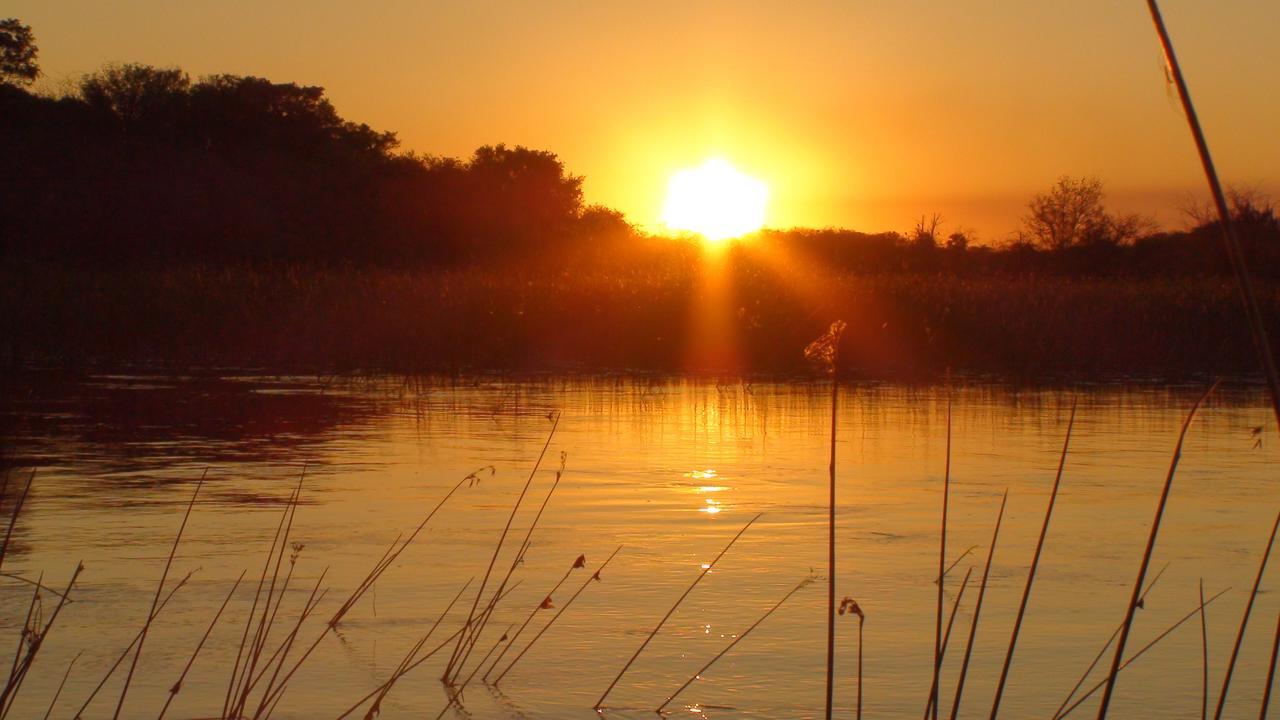 Island Safari Lodge Маун Екстериор снимка